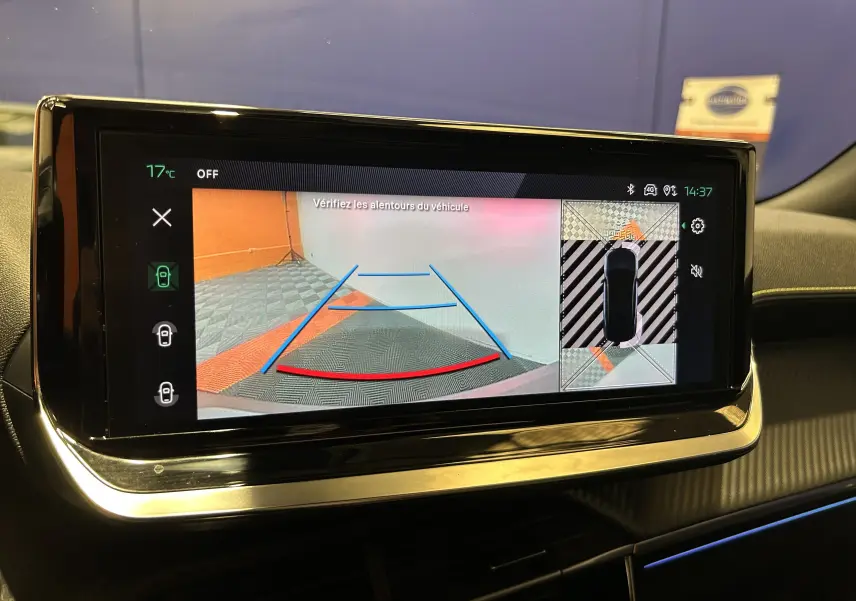 Écran tactile intérieur du Peugeot 2008 GT PACK 2024 montrant la caméra 360° et l’aide au stationnement en marche arrière.