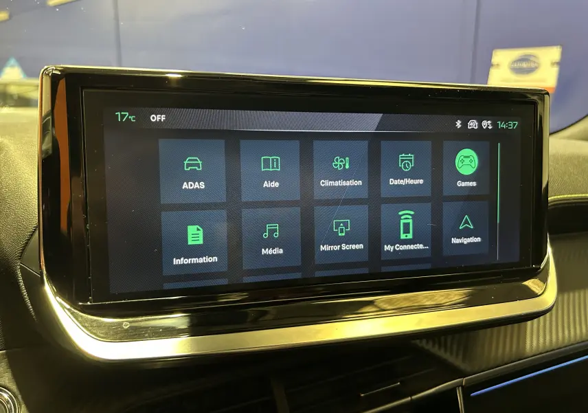 Écran tactile central du tableau de bord du Peugeot 2008 gris Artense, affichant le menu principal des fonctions connectées.