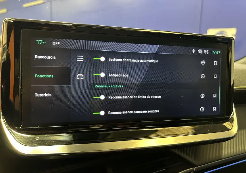 Écran tactile central du Peugeot 2008 2024 affichant les réglages d'aides à la conduite dans un intérieur noir.