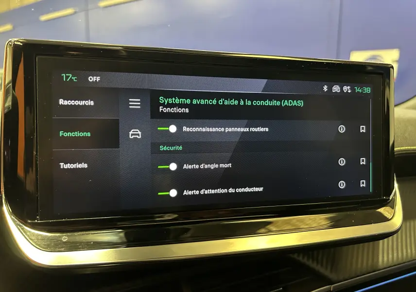 Écran tactile central du Peugeot 2008 2024 affichant les réglages du système avancé d'aide à la conduite (ADAS).