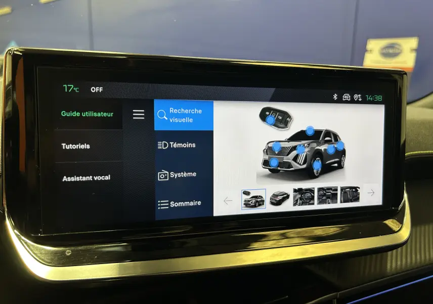 Écran tactile intérieur du Peugeot 2008 GT PACK 2024 affichant le guide utilisateur et la recherche visuelle.