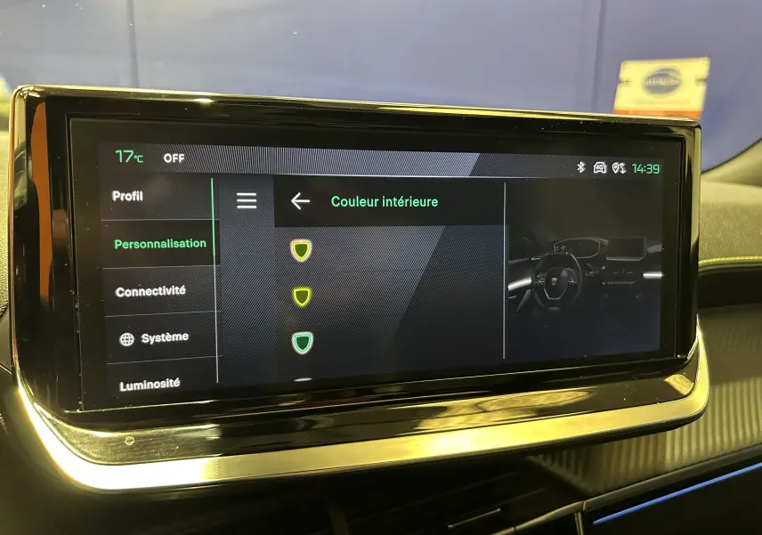 Écran tactile central de la Peugeot 2008 2024 affichant les options de personnalisation de la couleur intérieure.