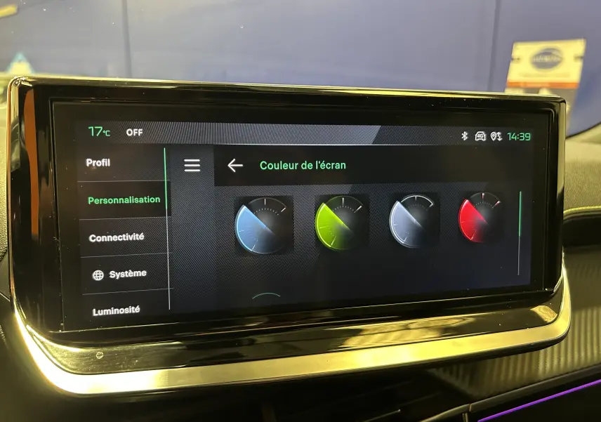 Écran tactile intérieur du Peugeot 2008 2024 affichant les options de personnalisation de la couleur d'écran.