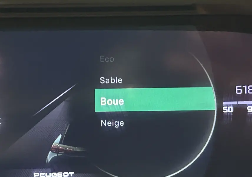 Affichage intérieur du tableau de bord du Peugeot 2008 2024 montrant le mode de conduite "Boue" sélectionné.