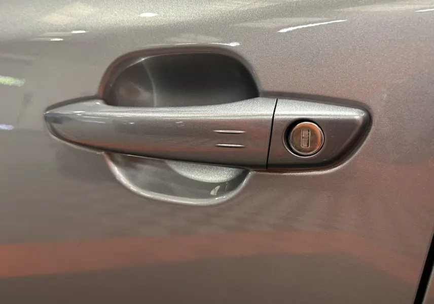 Poignée de porte gris Artense de Peugeot 2008 BlueHDi 130 EAT8 GT PACK vue en gros plan côté gauche.