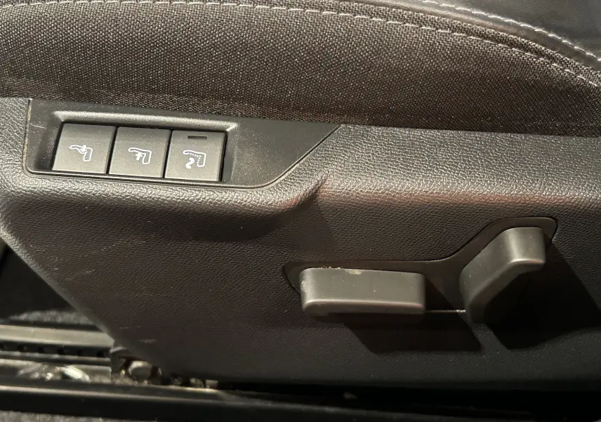 Gros plan sur les commandes de réglage électrique du siège conducteur du Peugeot 2008 gris Artense 2024.