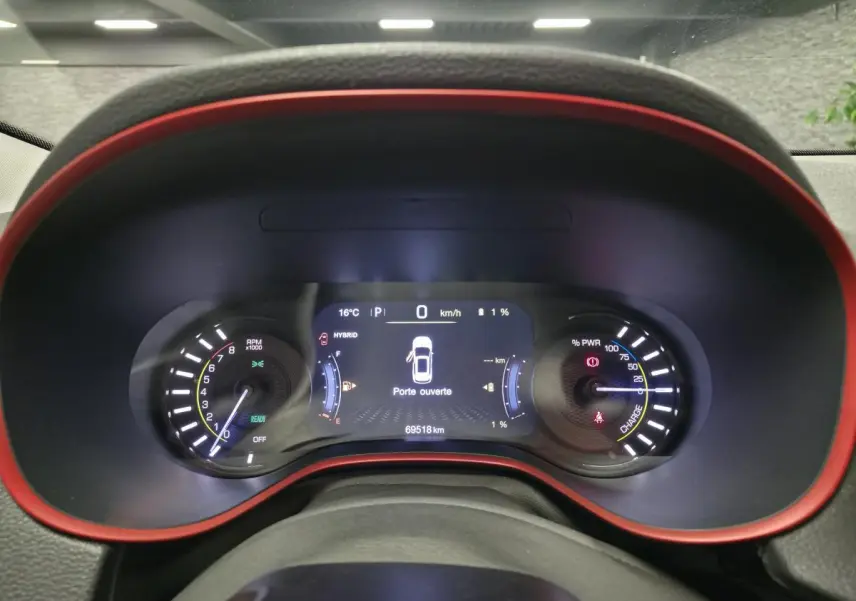 Vue rapprochée du tableau de bord numérique du Jeep Compass Trailhawk 2020, avec affichage hybride et cadre rouge.