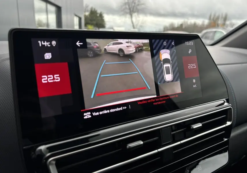 Vue rapprochée de l’écran tactile intérieur affichant la caméra de recul d’un Citroën C5 Aircross blanc.