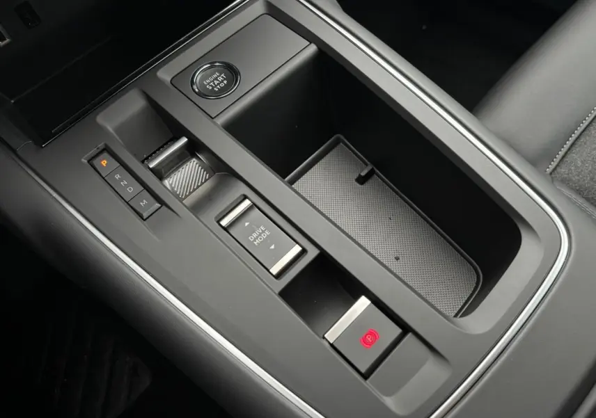 Gros plan sur la console centrale noire du Citroën C5 Aircross 2025 avec bouton start/stop et commande boîte auto.