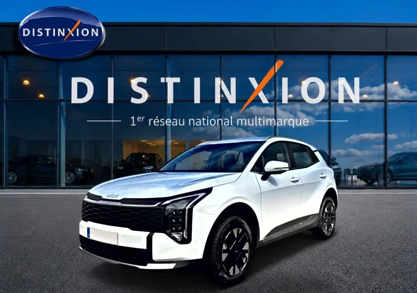 KIA Sportage 1.6 hybride blanc vu en 3/4 avant droit, avec calandre noire et jantes alu noires distinctives.