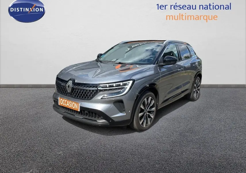 Renault Austral gris schiste métal en 3/4 avant droit, avec calandre noire et jantes alliage bi-ton.