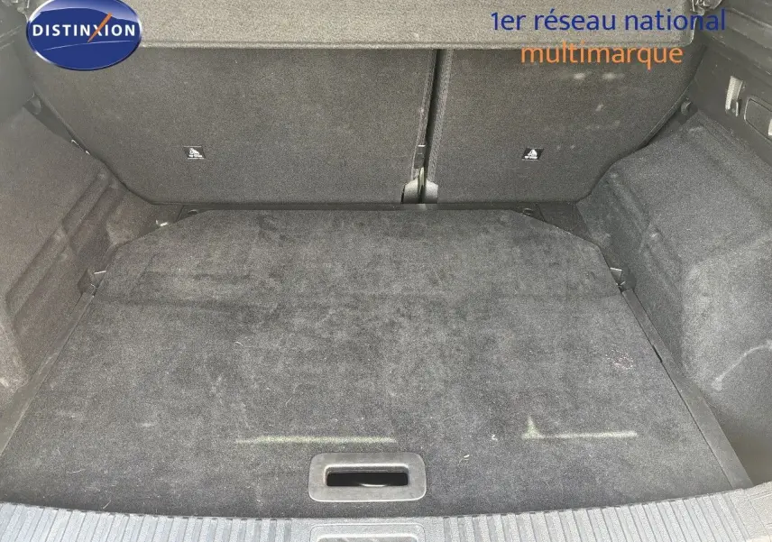 Coffre spacieux du Renault Austral gris schiste, vue intérieure arrière montrant le plancher et les dossiers des sièges rabattus.