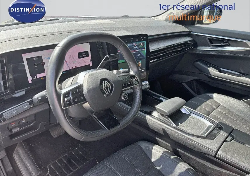 Vue intérieure côté conducteur du Renault Austral 2024, tableau de bord numérique et volant multifonction en cuir noir.