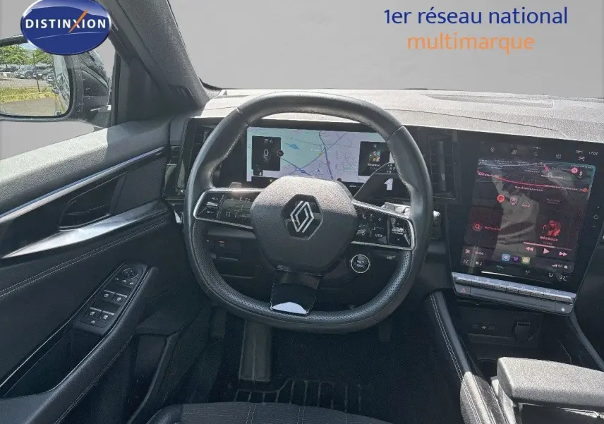 Vue intérieure centrée sur le volant et le tableau de bord digital du Renault Austral gris schiste métal, avec écran tactile vertical.