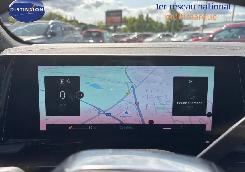Vue intérieure sur l'écran central tactile du Renault Austral gris schiste, affichant la navigation et les informations de conduite.