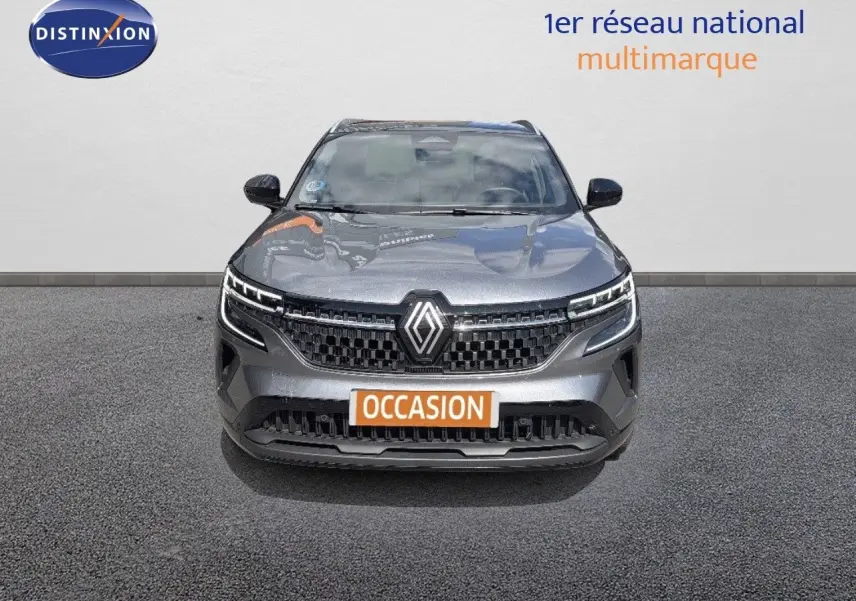 Vue frontale d'un Renault Austral gris schiste métal 2024 avec calandre distinctive et feux LED fins.
