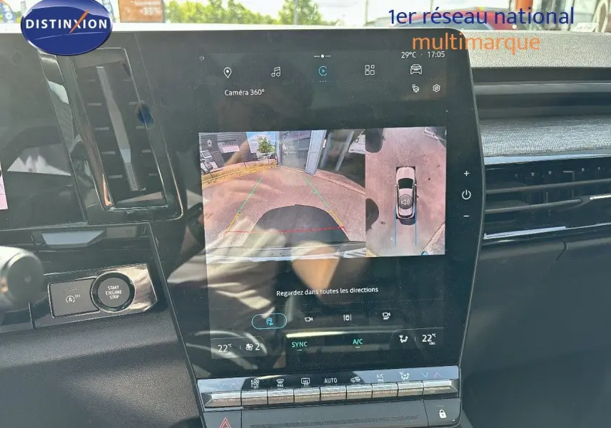 Vue rapprochée de l’écran central tactile du Renault Austral gris schiste, affichant la caméra 360° en mode stationnement.