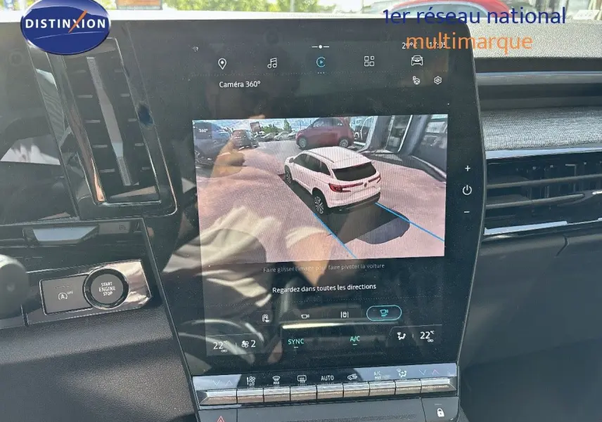 Vue rapprochée de l’écran central tactile affichant la caméra 360° dans un Renault Austral gris schiste métal, intérieur moderne.
