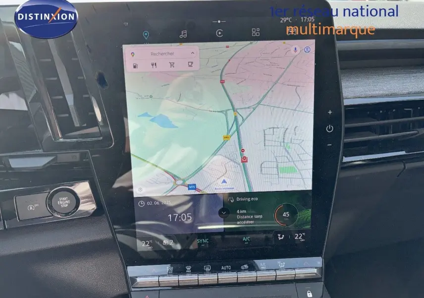 Écran tactile central avec navigation GPS et commandes climatisation dans le tableau de bord d’un Renault Austral gris Schiste 2024.