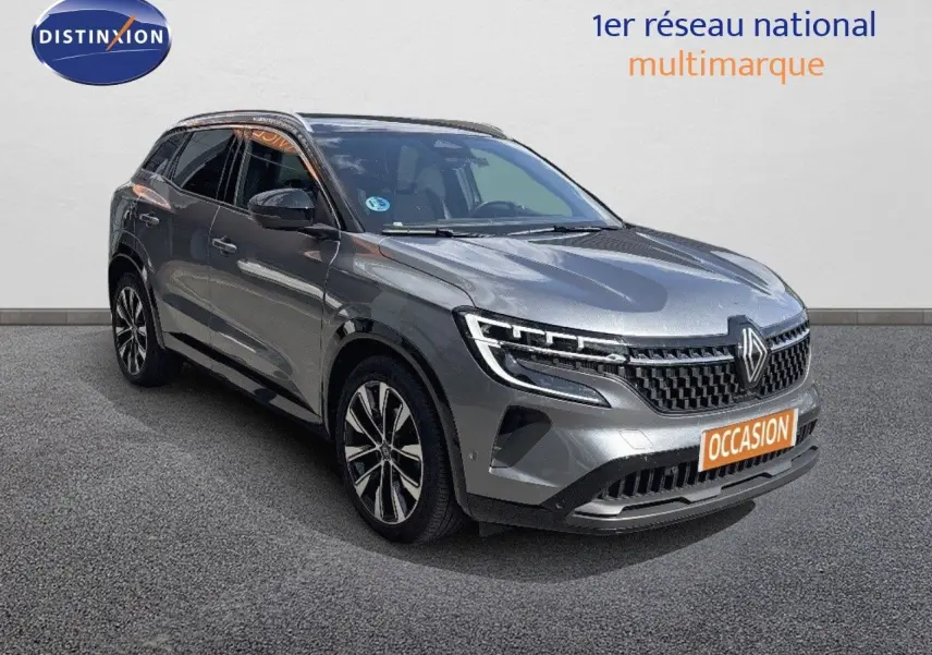 Renault Austral gris schiste métal en 3/4 avant droit, avec calandre moderne et jantes alliage bicolores.