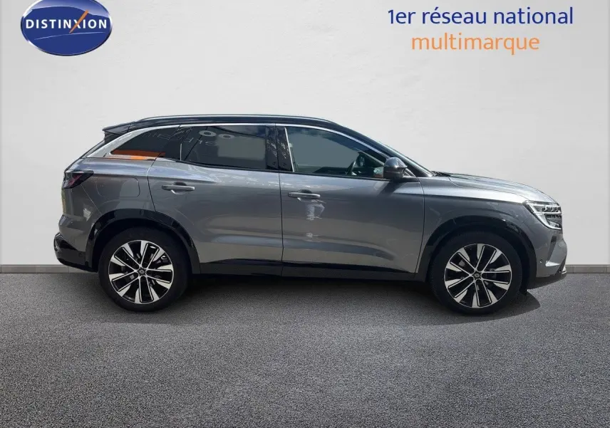 Renault Austral gris schiste métal en profil côté gauche, soulignant ses jantes bi-ton et lignes modernes.