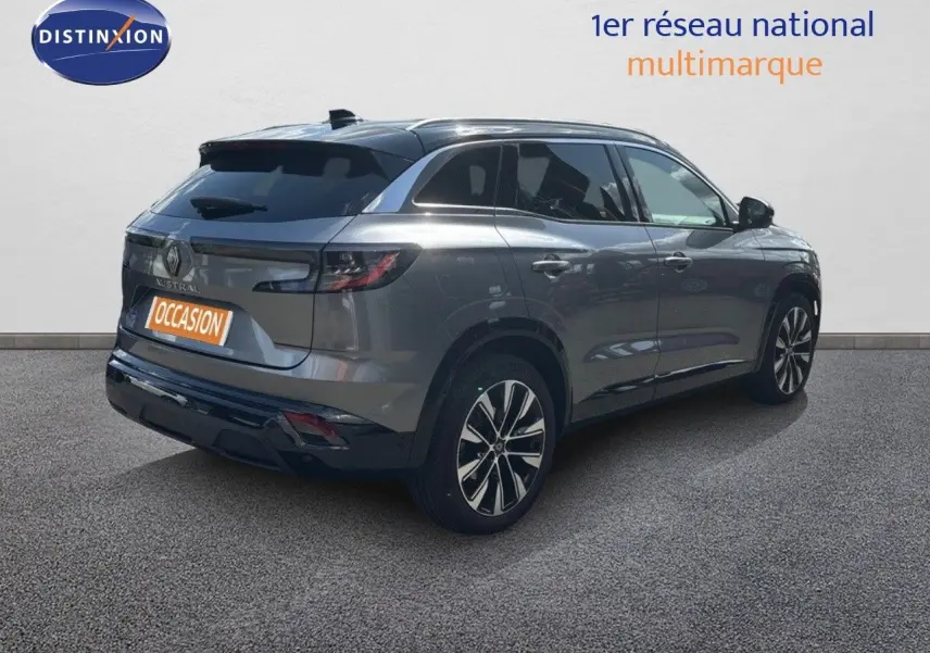 Vue 3/4 arrière droite d’un Renault Austral gris schiste métal avec jantes bi-ton et toit noir brillant.