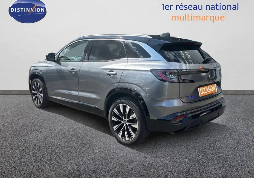 Vue 3/4 arrière droite du Renault Austral gris schiste métal avec jantes alliage et feux LED distinctifs.