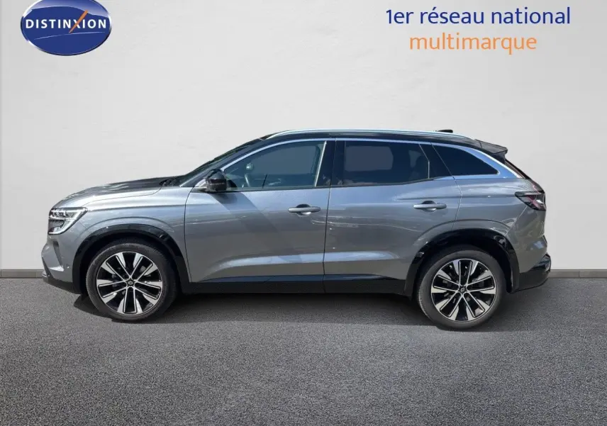 Profil droit d'un Renault Austral gris schiste métal 2024, SUV hybride avec jantes alliage bicolores et toit noir.