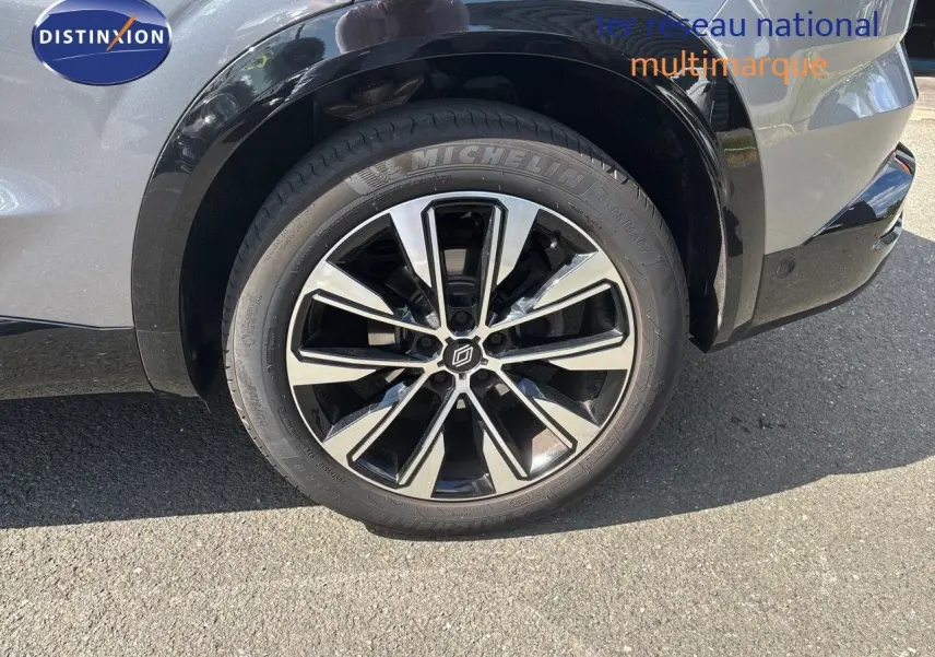Gros plan sur la roue avant droite du Renault Austral gris schiste métal, mettant en valeur la jante alliage bicolore et le pneu Michelin.