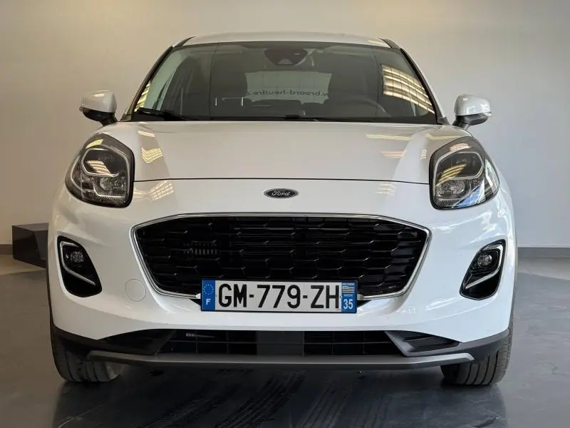 Vue frontale d'un Ford Puma blanc Glacier avec calandre noire et phares LED distinctifs.