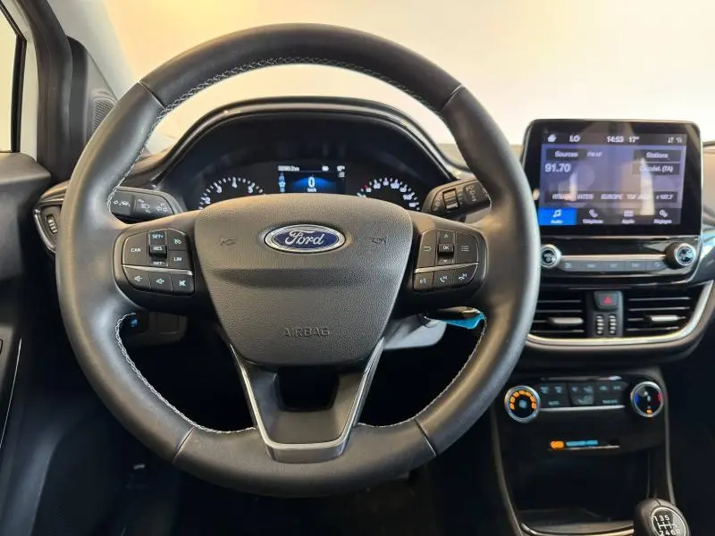 Vue intérieure du volant multifonction Ford Puma 2023 avec tableau de bord et écran tactile central.