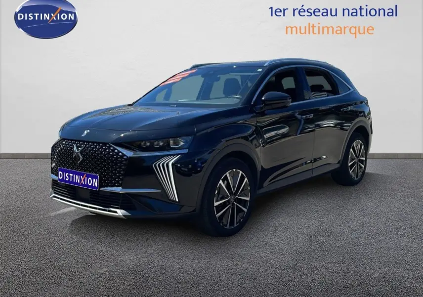 DS7 BlueHDi 130ch Opera noir métal en 3/4 avant droit, avec calandre distinctive et feux LED en forme de griffes.