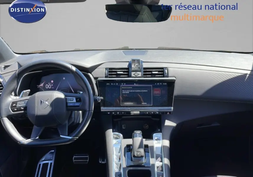 Vue intérieure du tableau de bord et volant noir du DS7 2024, avec écran tactile central et commandes modernes.