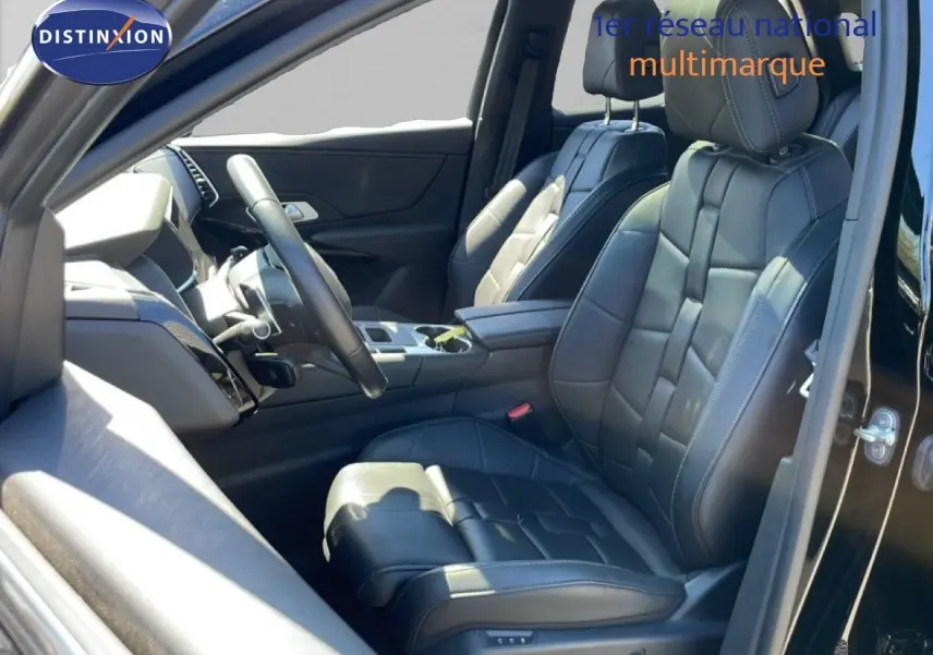 Vue intérieure côté gauche du DS7 2024 noir métal, sièges avant en cuir noir avec surpiqûres apparentes.