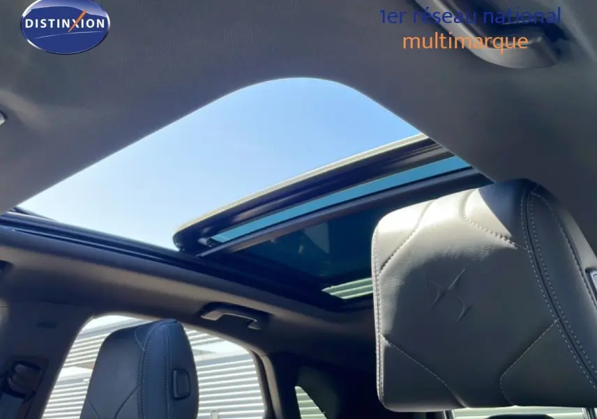 Vue intérieure du toit ouvrant panoramique et des appuie-têtes en cuir noir du DS7 BlueHDi 130ch Opera 2024.