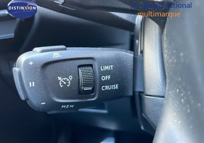 Gros plan sur la commande de régulateur de vitesse du DS7 noir métal 2024, côté gauche du volant.