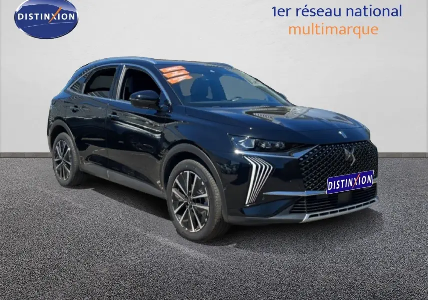 DS7 BlueHDi 130ch Opera noir métal en 3/4 avant droit, avec calandre distinctive et feux LED verticaux.