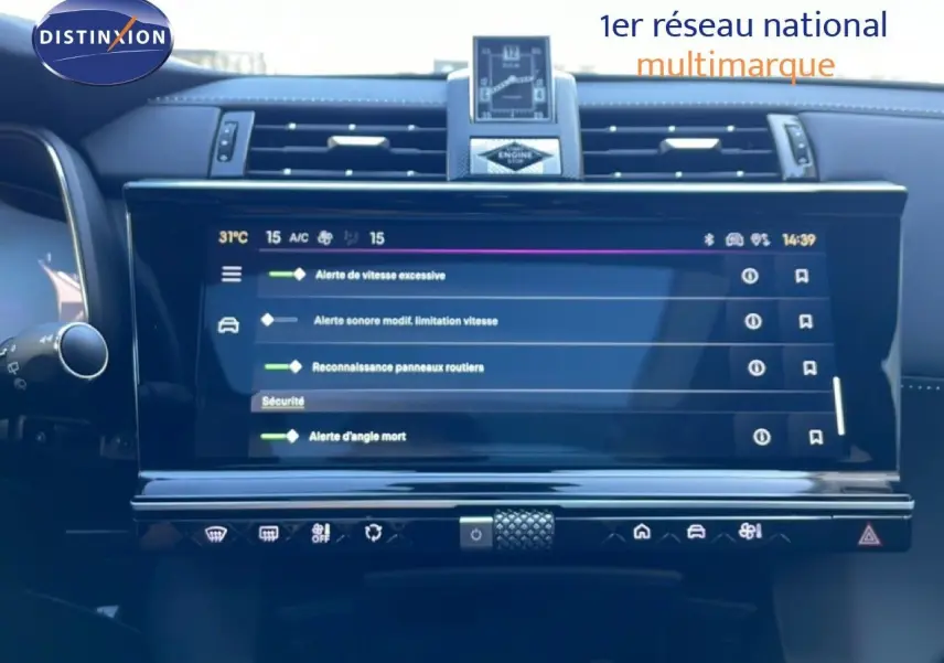 Écran tactile central affichant les alertes de sécurité dans l’habitacle du DS7 noir métal 2024.