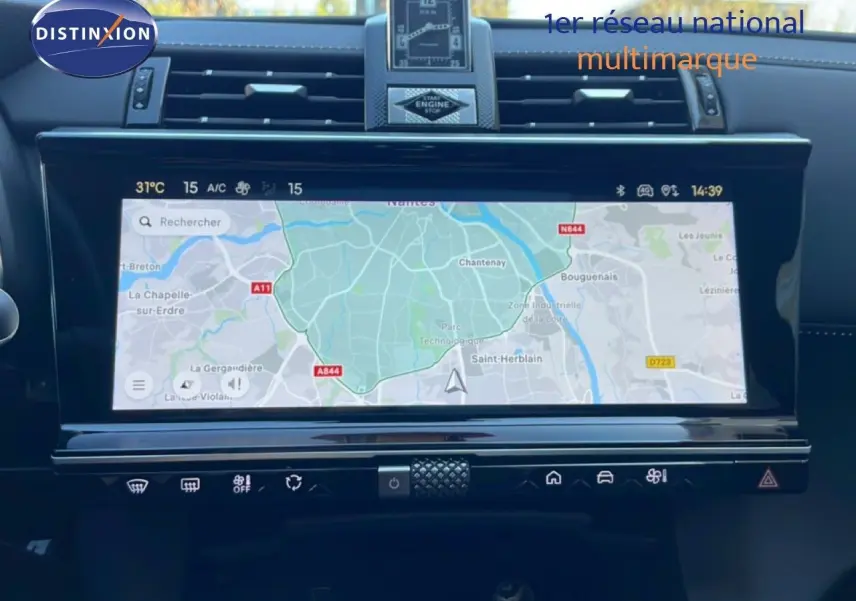 Vue rapprochée de l’écran tactile central du DS7 noir métal 2024, affichant la navigation GPS avec carte détaillée.