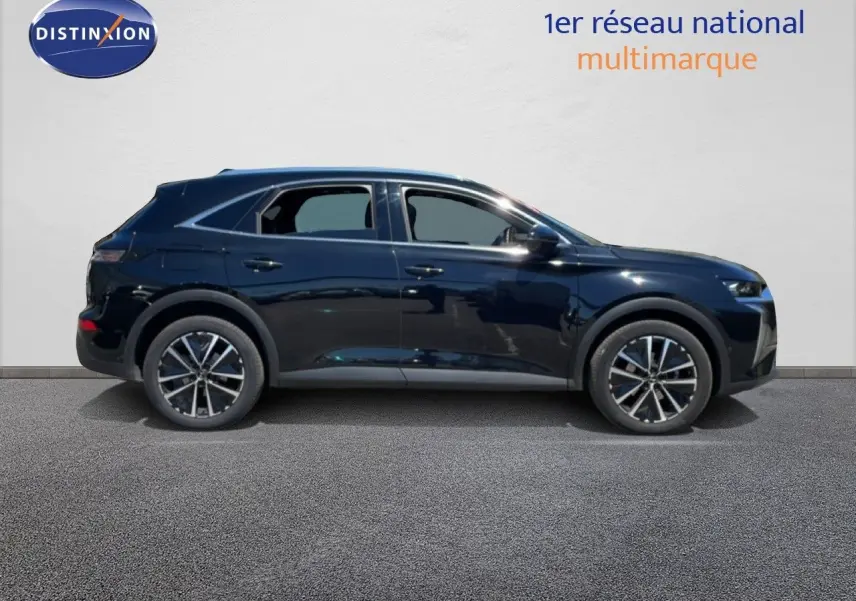Vue de profil côté gauche d’un DS7 noir métal 2024 avec jantes alliage bicolores et lignes élégantes.