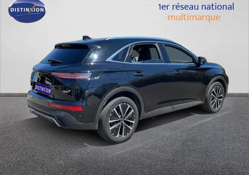 Vue 3/4 arrière droite du DS7 noir métal 2024 avec jantes bi-ton et feux arrière LED distinctifs.