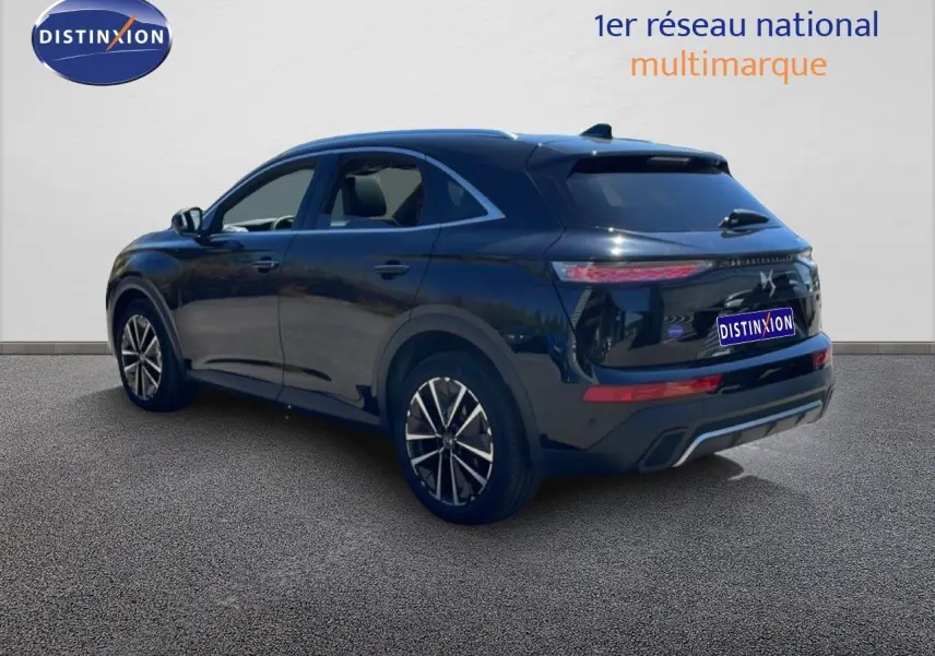 Vue 3/4 arrière droite d'un DS7 2024 noir métal avec jantes bi-ton et feux LED distinctifs.