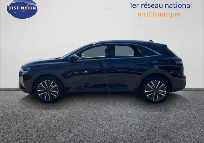 Vue de profil côté gauche d’un DS7 2024 noir métal avec jantes bi-ton distinctives sur fond neutre.