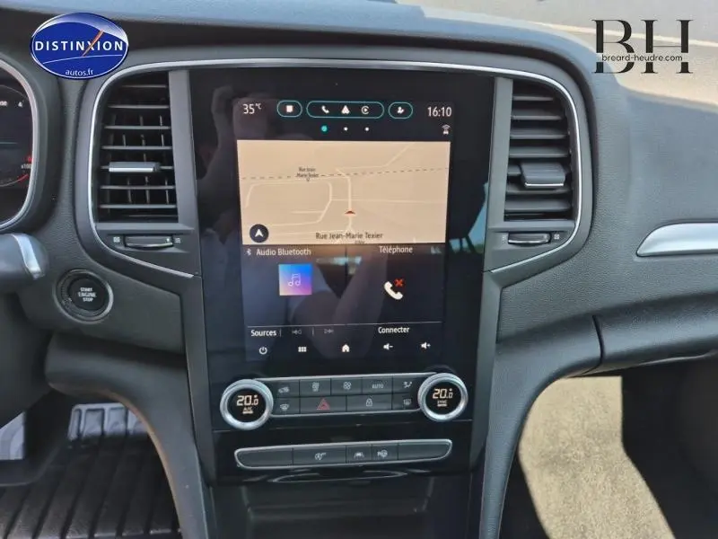 Tableau de bord de Renault Mégane Break gris Titanium 2024, écran tactile central avec navigation GPS affichée.