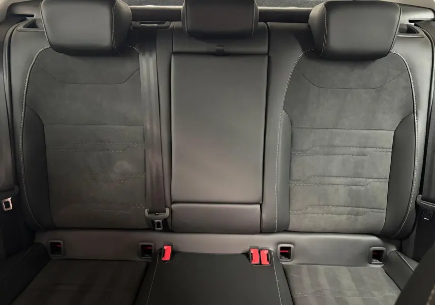 Vue arrière intérieure des sièges arrière en cuir noir et alcantara gris foncé du SEAT Ateca 2024.
