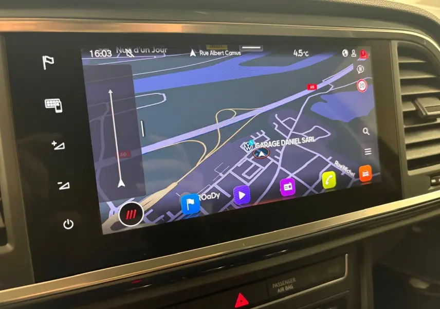Écran tactile intérieur montrant la navigation GPS du SEAT Ateca 2024, vue frontale du tableau de bord.