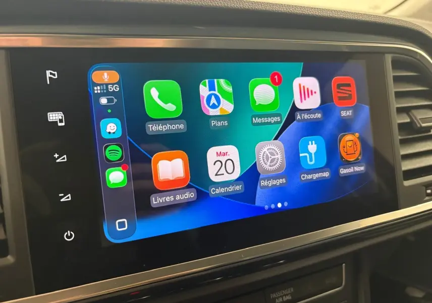 Écran tactile central affichant les applications connectées dans un SEAT Ateca Rouge Velvet, vue intérieure rapprochée.