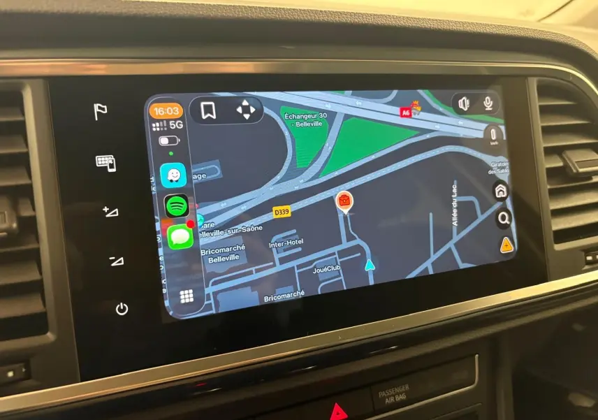 Écran tactile central affichant la navigation GPS dans l’habitacle du SEAT Ateca Rouge Velvet, vue de face.
