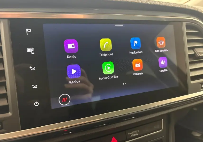Écran tactile central du tableau de bord du SEAT Ateca 2024 affichant les applications multimédia et navigation.