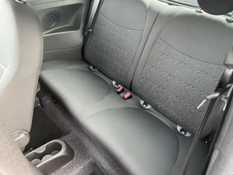 Vue intérieure arrière de la banquette arrière noire de la Fiat 500 1.0 70 CV BSG PACK STYLE 2023, tissu avec motifs FIAT.